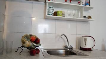 Geladeira, cooktop, cafeteira/chaleira, chaleira elétrica