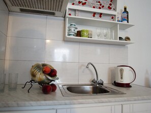 Geladeira, cooktop, cafeteira/chaleira, chaleira elétrica