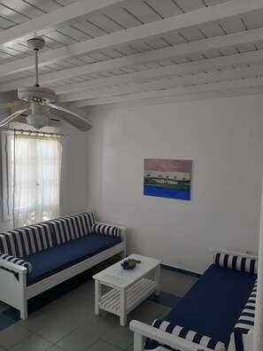 TV - Two-Bedroom Apartment with Sea View, Wi-Fi and Air Conditioning (Mykonos)