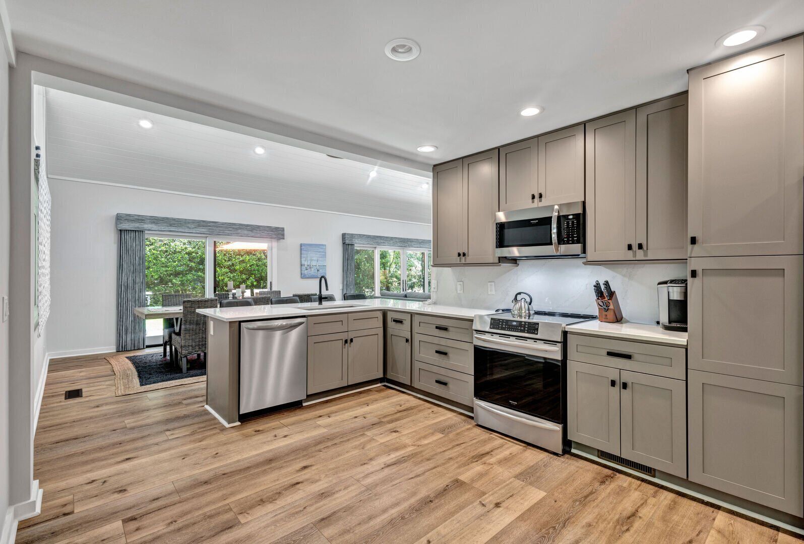 Kjøleskap, mikrobølgeovn, ovn og oppvaskmaskin