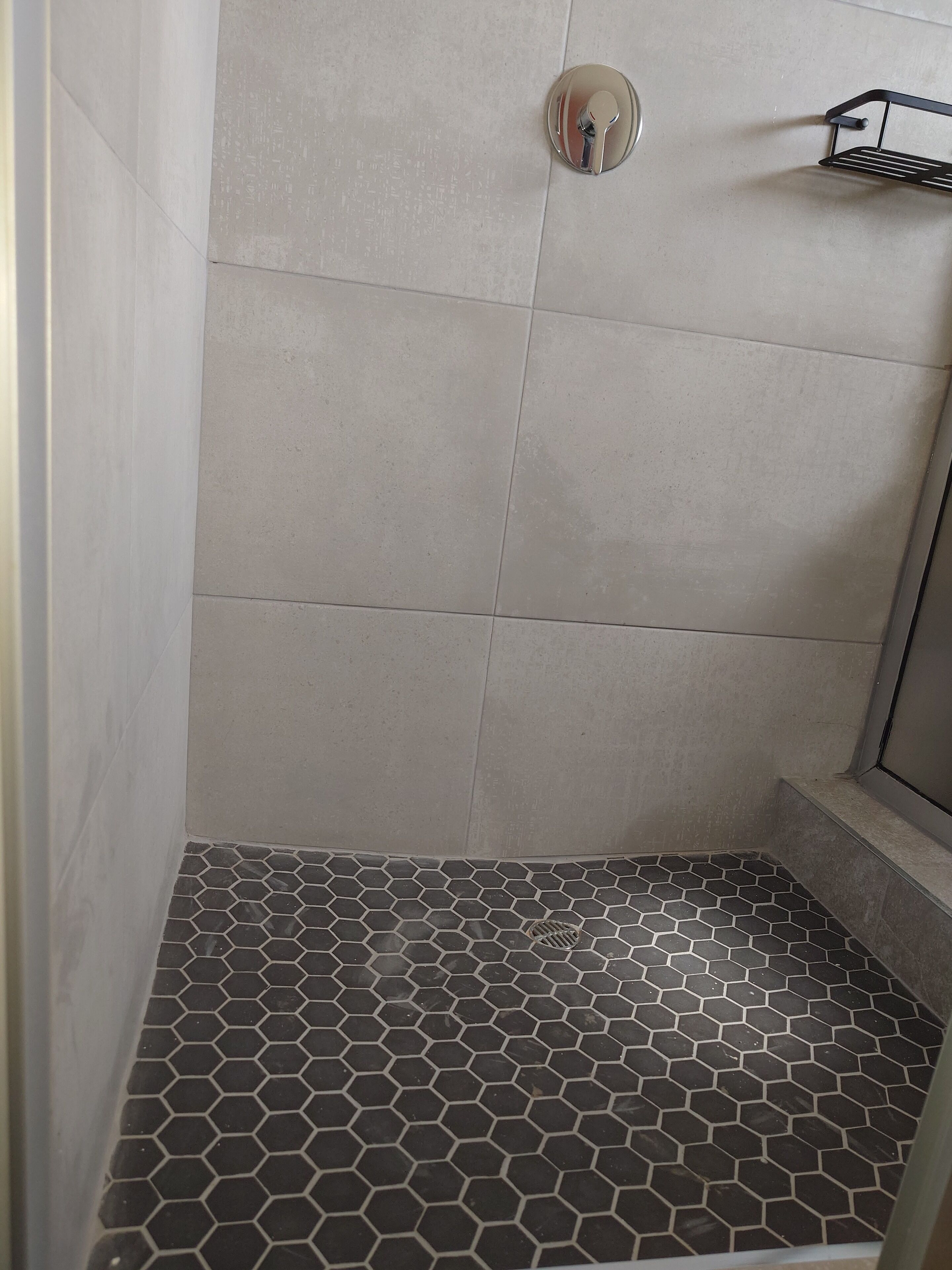 Douche, serviettes fournies, papier toilette