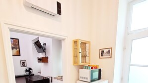 Une cuisine compacte équipée d’un réfrigérateur, d’un four à micro-ondes et d’un petit placard.