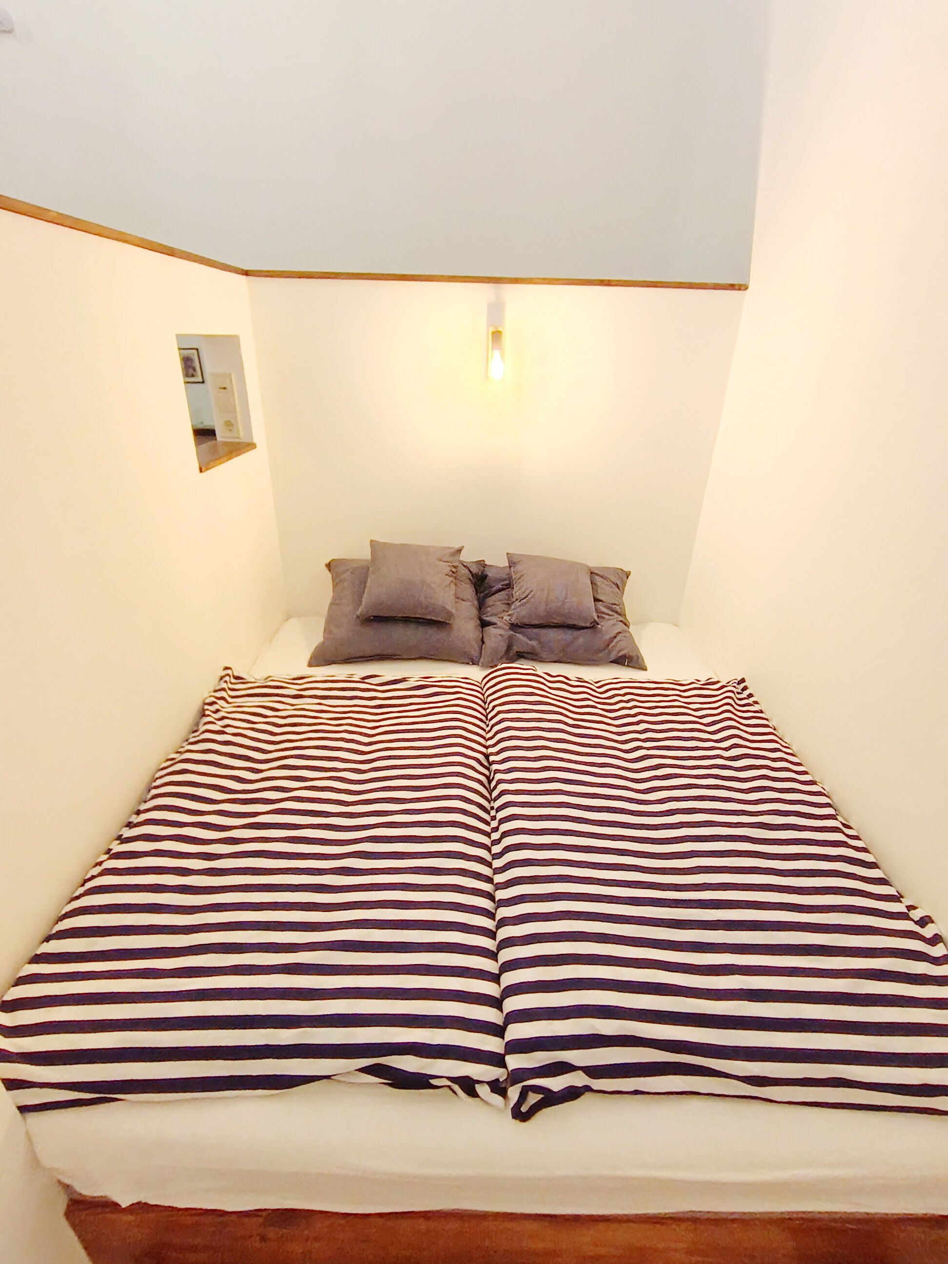 2 makuuhuonetta, työpöytä, silitysrauta/-lauta, vauvan matkasänky