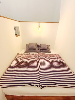 2 soveværelser, skrivebord, strygejern/strygebræt, weekendseng