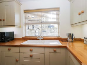 Cookware/dishes/utensils - Tram Lane Cottage (Carnforth)