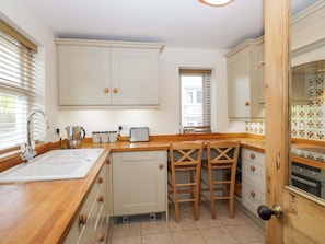 Cookware/dishes/utensils - Tram Lane Cottage (Carnforth)