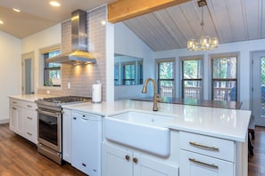 Fridge, microwave, oven, stovetop - Lupi10 - Spacious Sunriver Retreat, Great for Families (Sunriver)