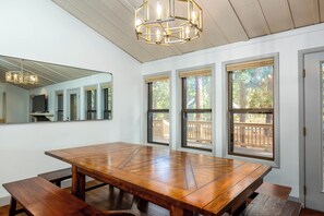Dining - Lupi10 - Spacious Sunriver Retreat, Great for Families (Sunriver)