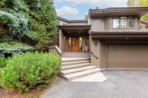 Exterior - Luxury Home, A/C, Ping Pong, Pool Table, Hot Tub-MULL13 (Sunriver)