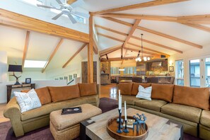 Smart TV, fireplace, video games, DVD player - Luxury Home, A/C, Ping Pong, Pool Table, Hot Tub-MULL13 (Sunriver)