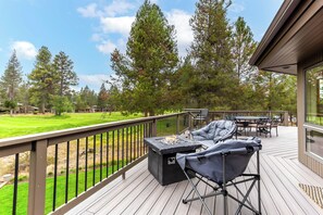 Outdoor dining - Luxury Home, A/C, Ping Pong, Pool Table, Hot Tub-MULL13 (Sunriver)