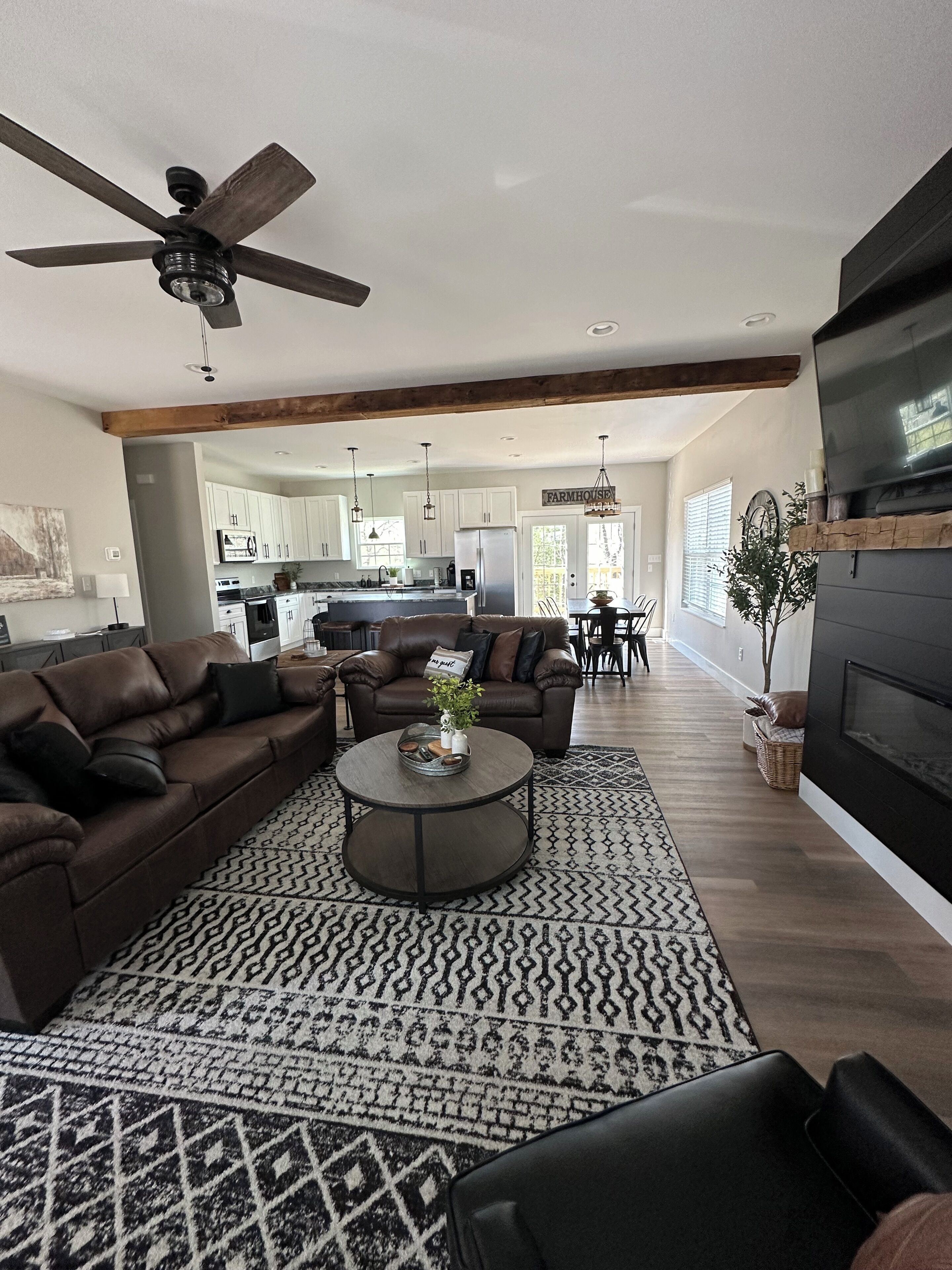 Una televisión, una chimenea