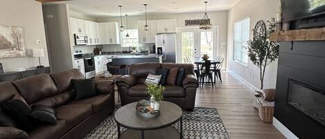 Una televisión, una chimenea