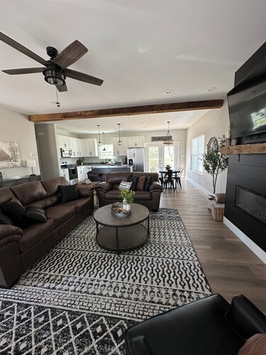 Spacious 4-bedroom house  Farmhouse style in yards from Lees Ford dock/Marina