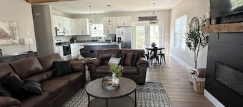 Spacious 4-bedroom house Farmhouse style in yards from Lees Ford dock/Marina