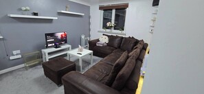 Living room - Stylish 2-bed Apartment in Newport, Perfect for a Relaxing Getaway (Newport)