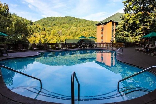 Large 4-bedrm Villa in Gatlinburg beautiful views & water park. July 4th Holiday
