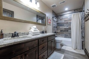 Douche, sèche-cheveux, serviettes fournies, shampoing