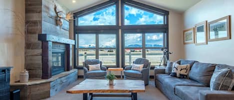 Una televisión, una chimenea, una oficina