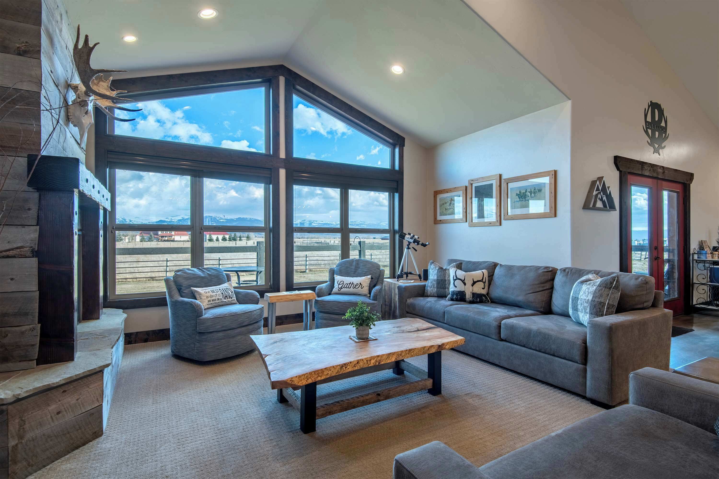 Télévision, cheminée, espaces bureaux