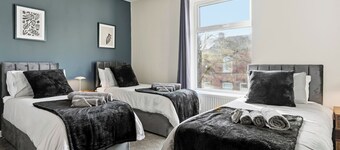 Modern 5 Bed 2 Bath House | Free Parking