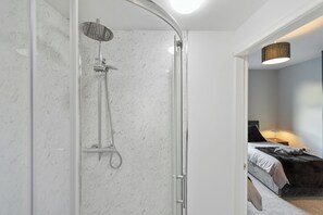 Douche, serviettes fournies, savon, papier toilette