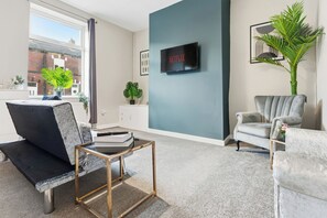 TV - Modern 5 Bed 2 Bath House | Free Parking (Bury)