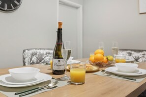 Dining - Modern 5 Bed 2 Bath House | Free Parking (Bury)