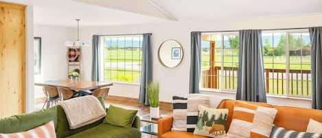 Smart TV, fireplace, books, offices