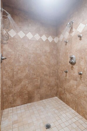 Shower, hair dryer, towels, soap - Teton Homestead: White Pine w/ Hot Tub & Views (Victor)