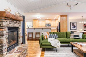 Smart TV, fireplace, books, offices - Teton Homestead: White Pine w/ Hot Tub & Views (Victor)