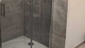 Suihku, hiustenkuivaaja, pyyhkeet, saippua