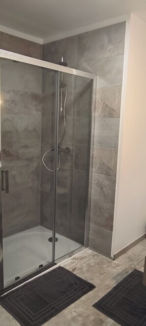 Shower, hair dryer, towels, soap - l'orée des sables (Vignoux-sur-Barangeon)
