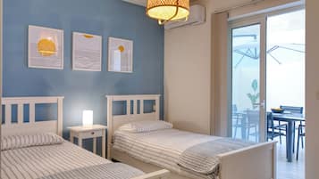 Tabla de planchar con plancha, internet y ropa de cama