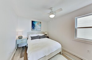 Master bedroom - 🌊Oceanfront | Private Balcony | Quiet Beachfront Stay | Sandfiddler Unit 101⛱️ (Surfside Beach)