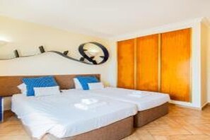 Iron/ironing board, WiFi, bed sheets - Villa Okapi -Large Family Villa with Private Pool & Sea Views - Albufeira (Albufeira)