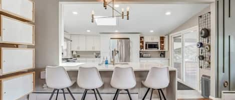 Kylskåp, mikrovågsugn, ugn och spishäll