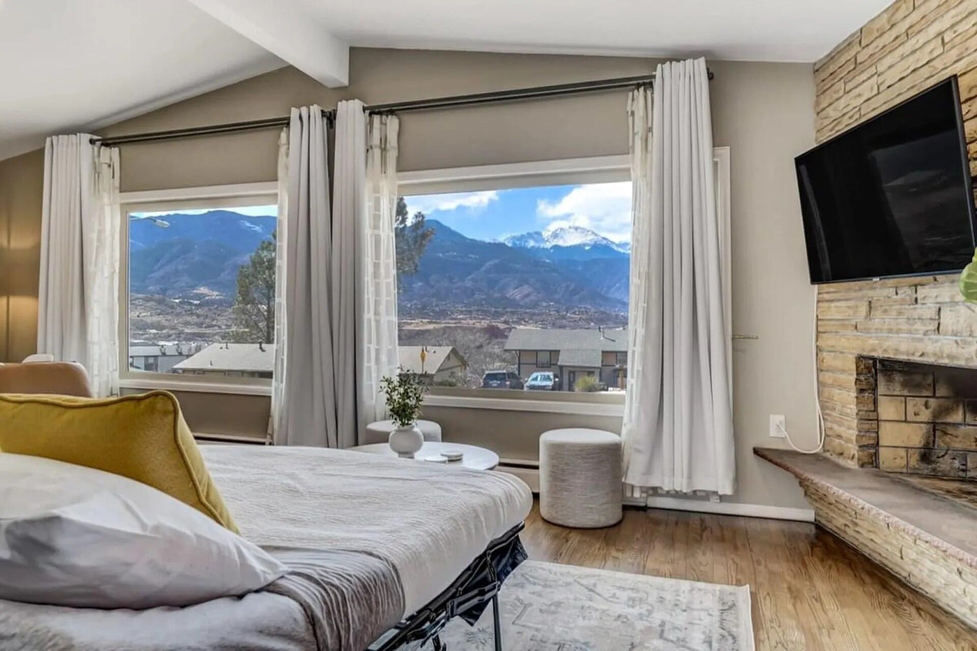 4 bedrooms, iron/ironing board, travel crib, free WiFi