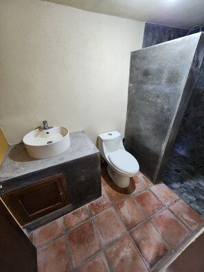 ベーシック キャビン 2 ベッドルーム マウンテンビュー | バスルーム