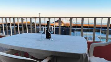 Apartment, 1 Schlafzimmer, Balkon, Stadtblick | Speisen im Freien