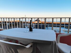 Apartment, 1 Schlafzimmer, Balkon, Stadtblick | Speisen im Freien