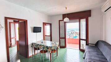 Apartment, 1 Schlafzimmer, Balkon, Stadtblick | Esszimmer