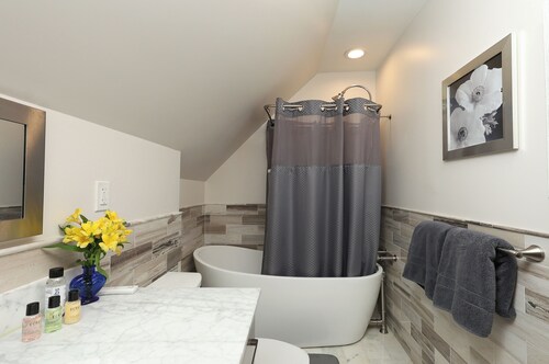 Boutique Conshohocken (near Philadelphia) King & Queen Suite - Breakfast Included