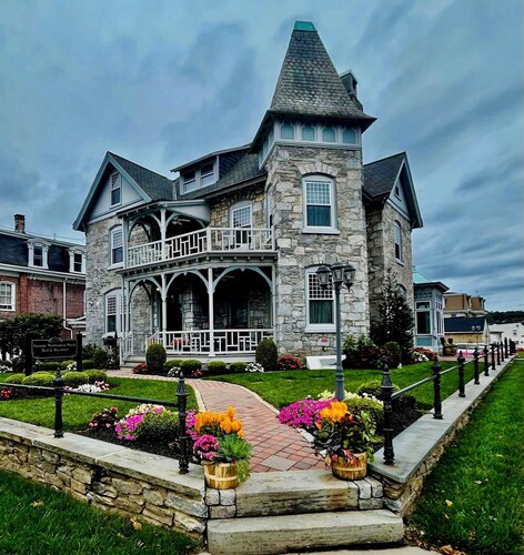 Boutique Conshohocken (near Philadelphia) King & Queen Suite - Breakfast Included