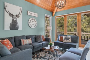 TV, fireplace, table football, ping pong - North Sunriver Retreat with Access to The Cove (Sunriver)