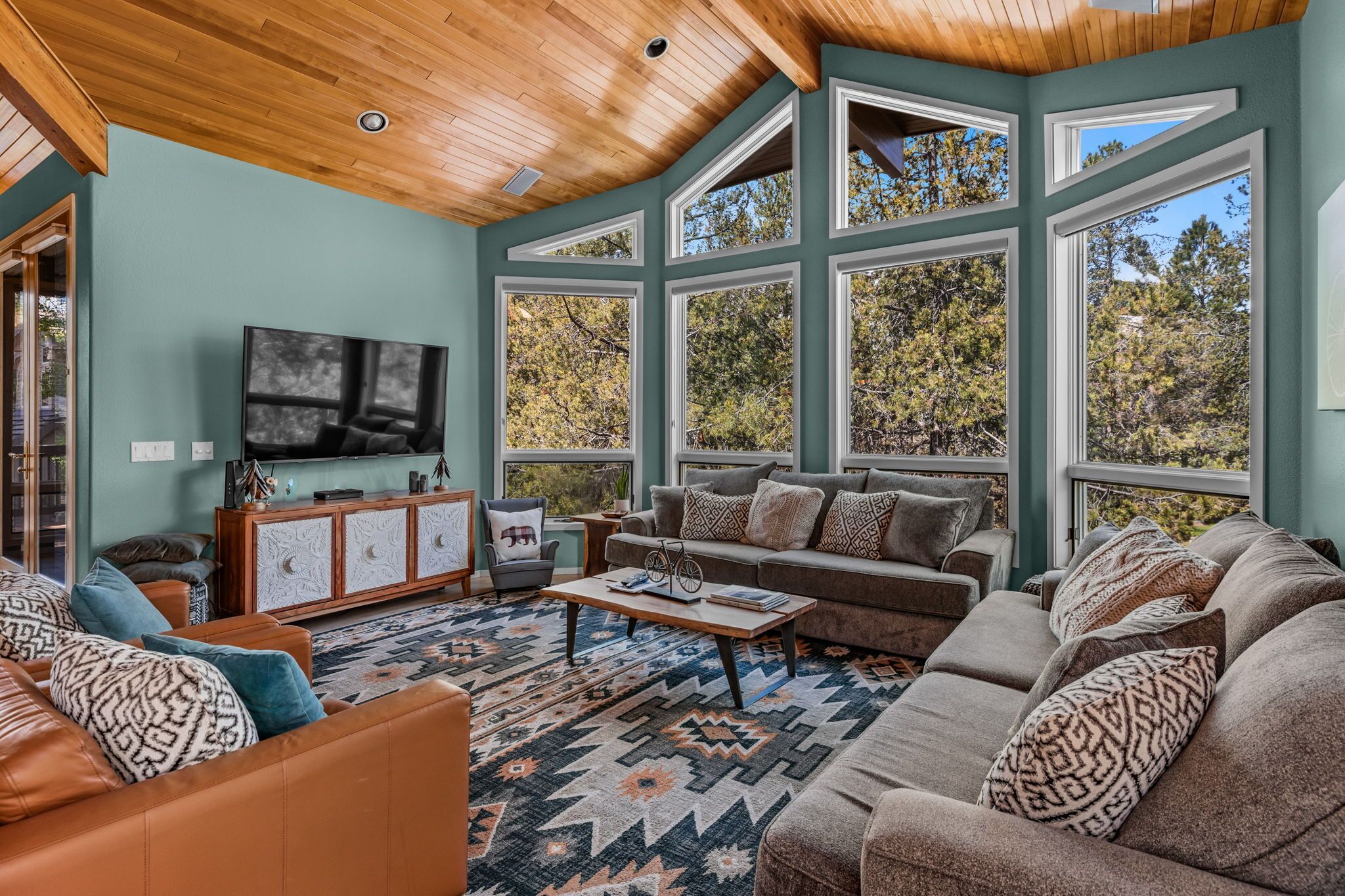 Téléviseur, foyer, table de baby-foot, table de ping-pong