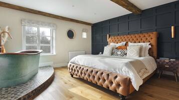 Iron/ironing board, travel crib, WiFi, bed sheets