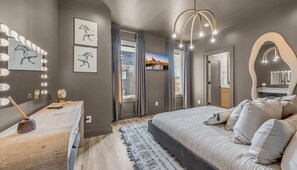 4 bedrooms, desk, iron/ironing board, travel cot - The Modern Honkey: Rooftop Hot Tub | Sleeps 12! (Nashville)