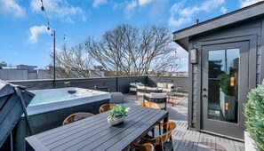 Outdoor dining - The Modern Honkey: Rooftop Hot Tub | Sleeps 12! (Nashville)