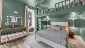 4 bedrooms, desk, iron/ironing board, travel crib - The Modern Honkey: Rooftop Hot Tub | Sleeps 12! (Nashville)